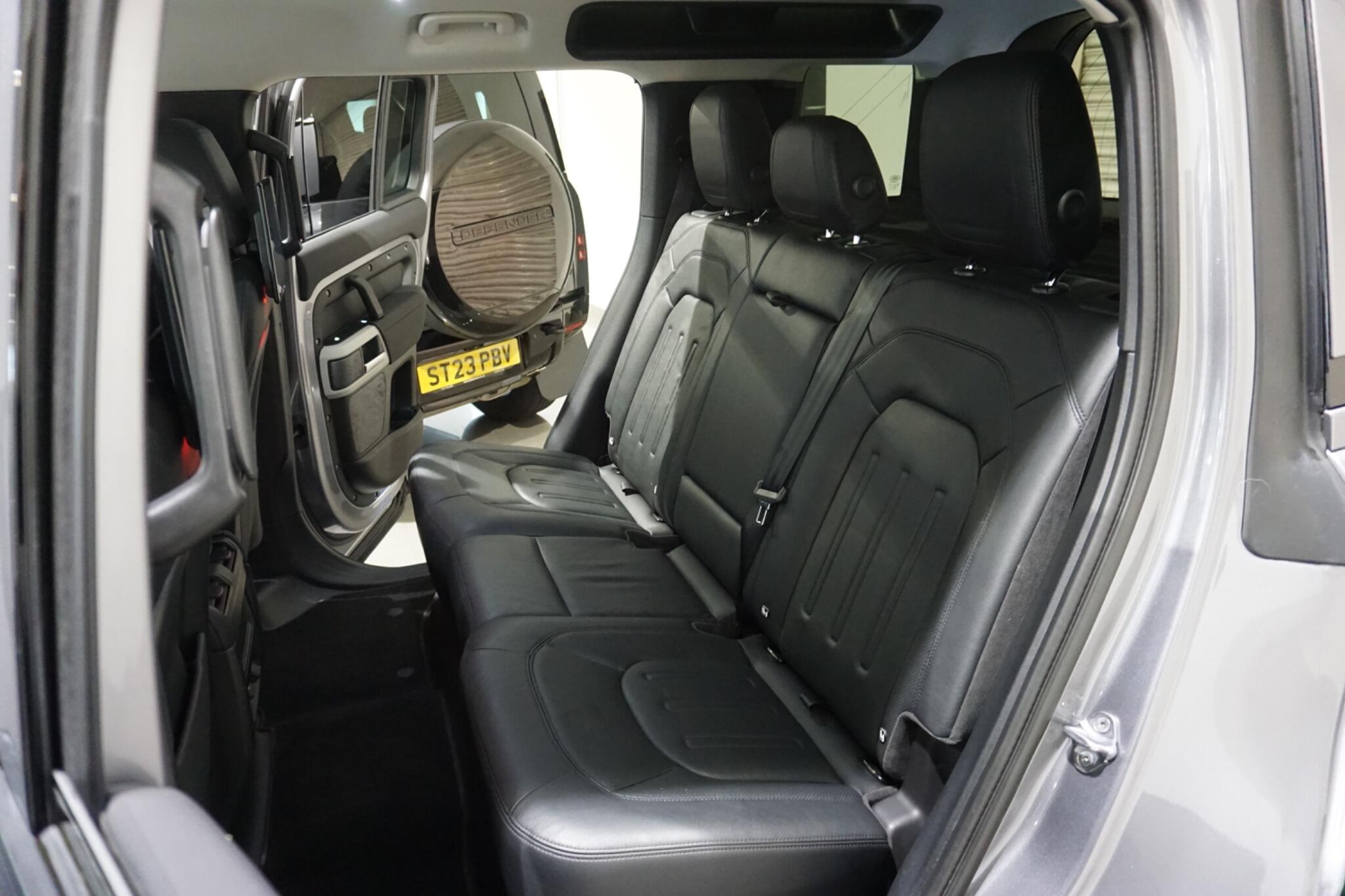 Land Rover Defender 110 3.0 D200 MHEV SE SUV 5dr Diesel Auto 4WD Euro 6 (s/s) (200 ps)